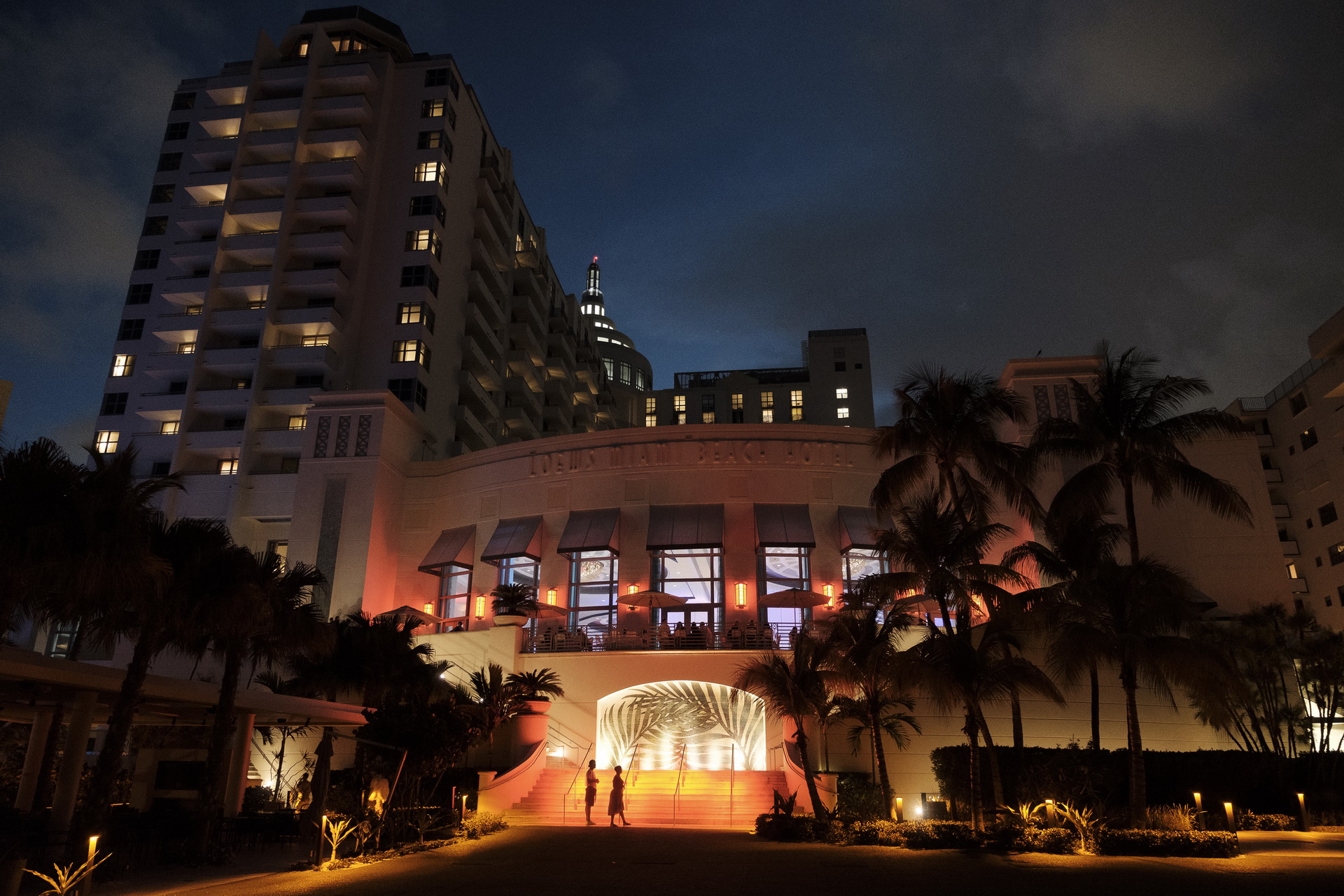 speakers on stage business corporate conference seminar