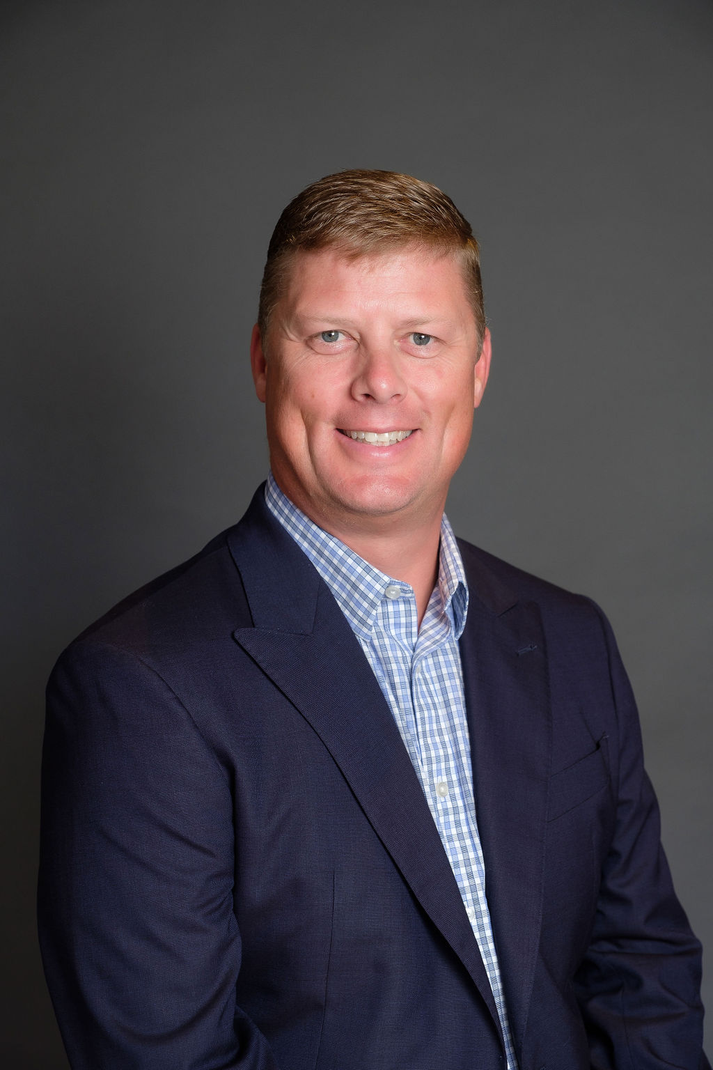 relaxed business headshot grey backdrop