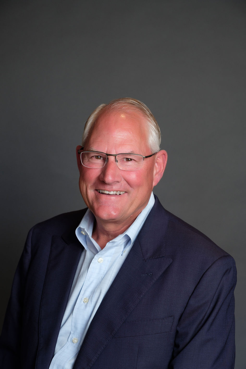 relaxed business headshot grey backdrop