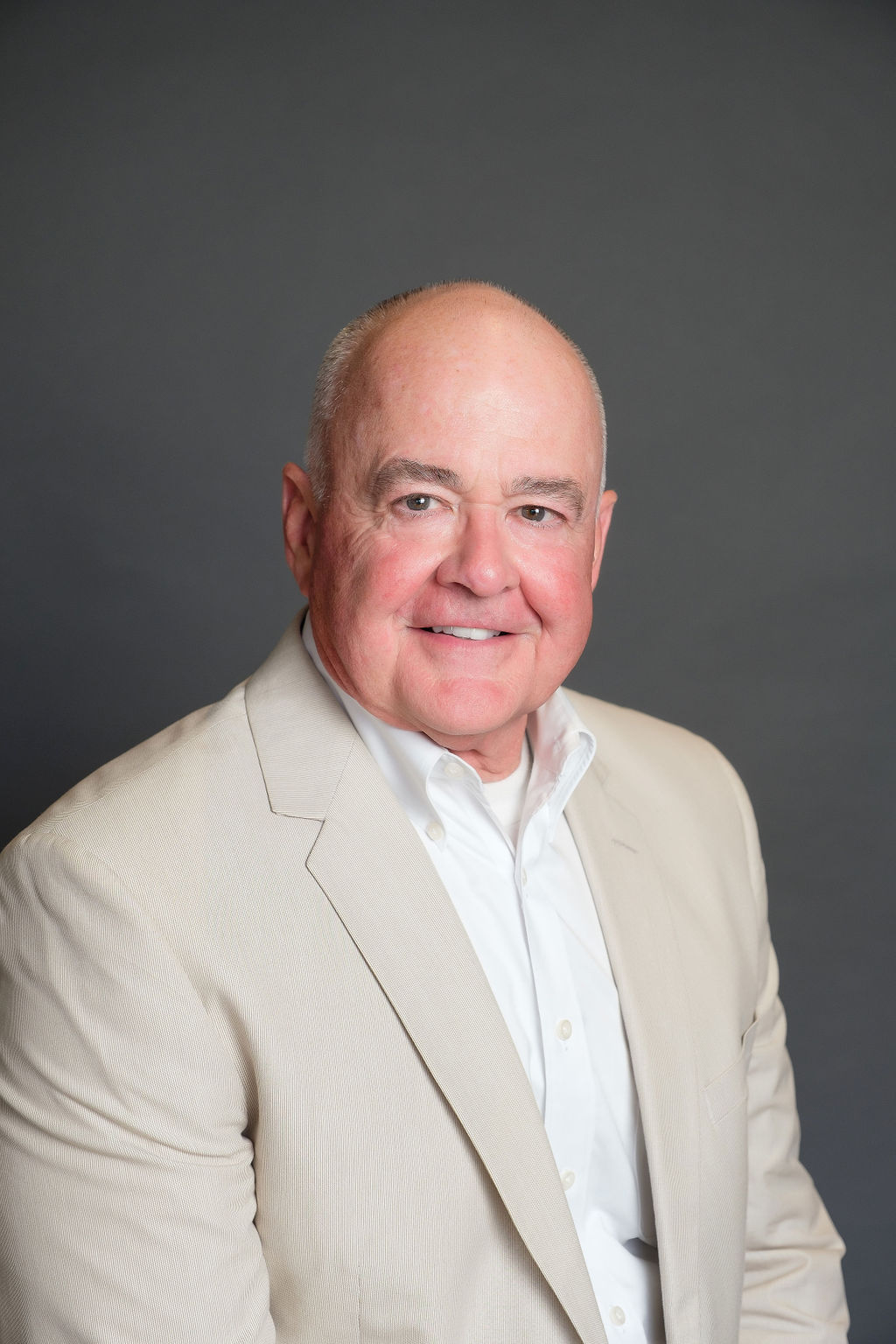 relaxed business headshot grey backdrop