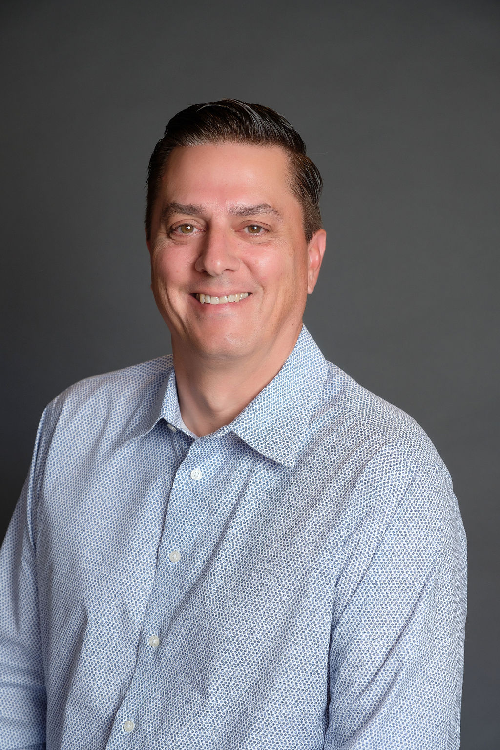 relaxed business headshot grey backdrop