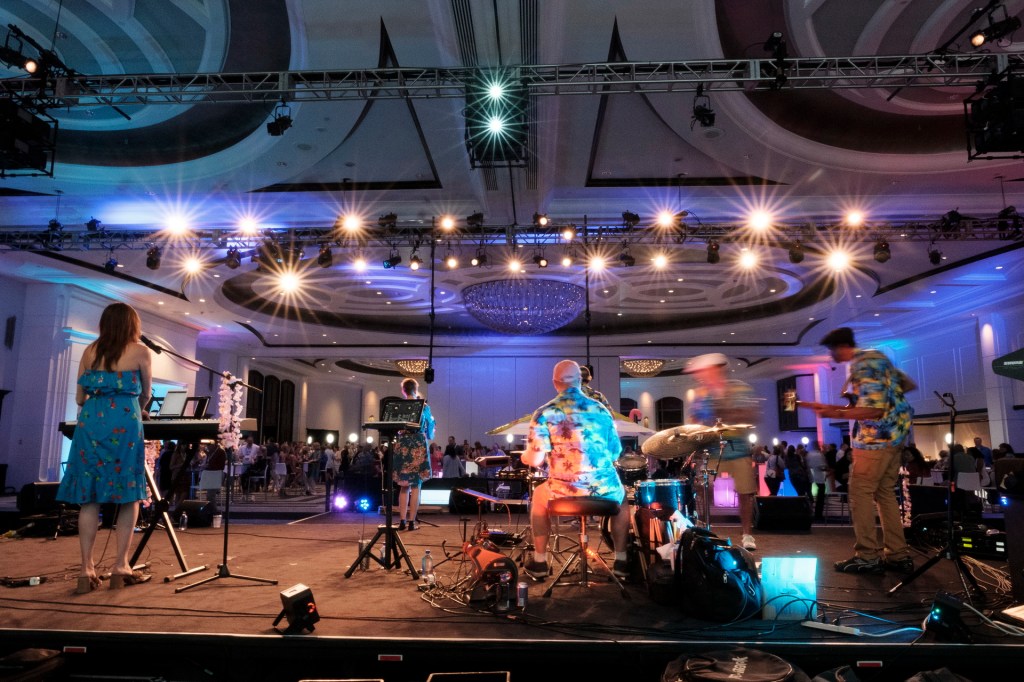 band playing onstage mimi beach details lowes hotel corporate event business seminar