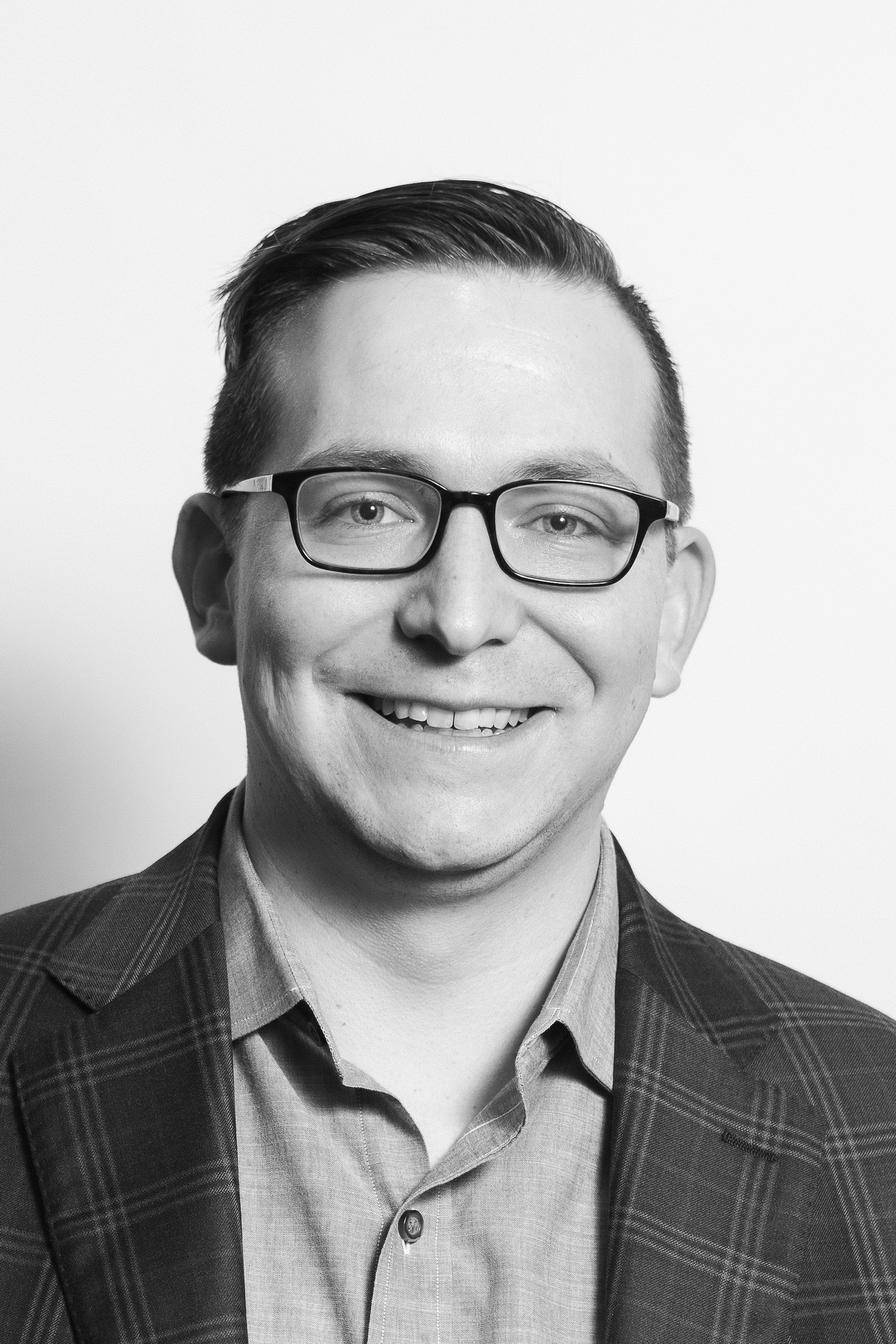 relaxed business headshot enviornmental portrait white backdrop modern