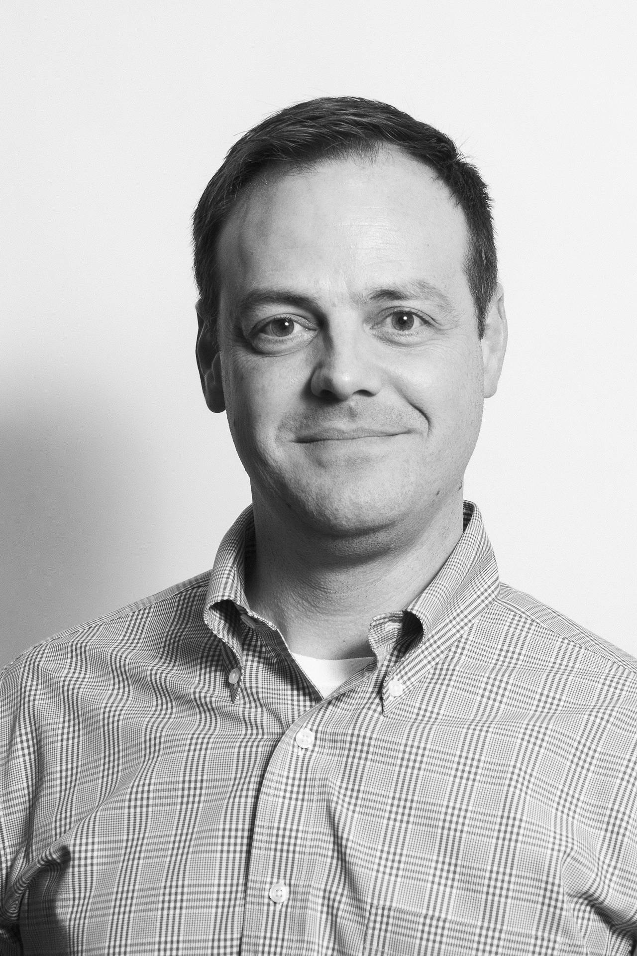 relaxed business headshot enviornmental portrait white backdrop modern