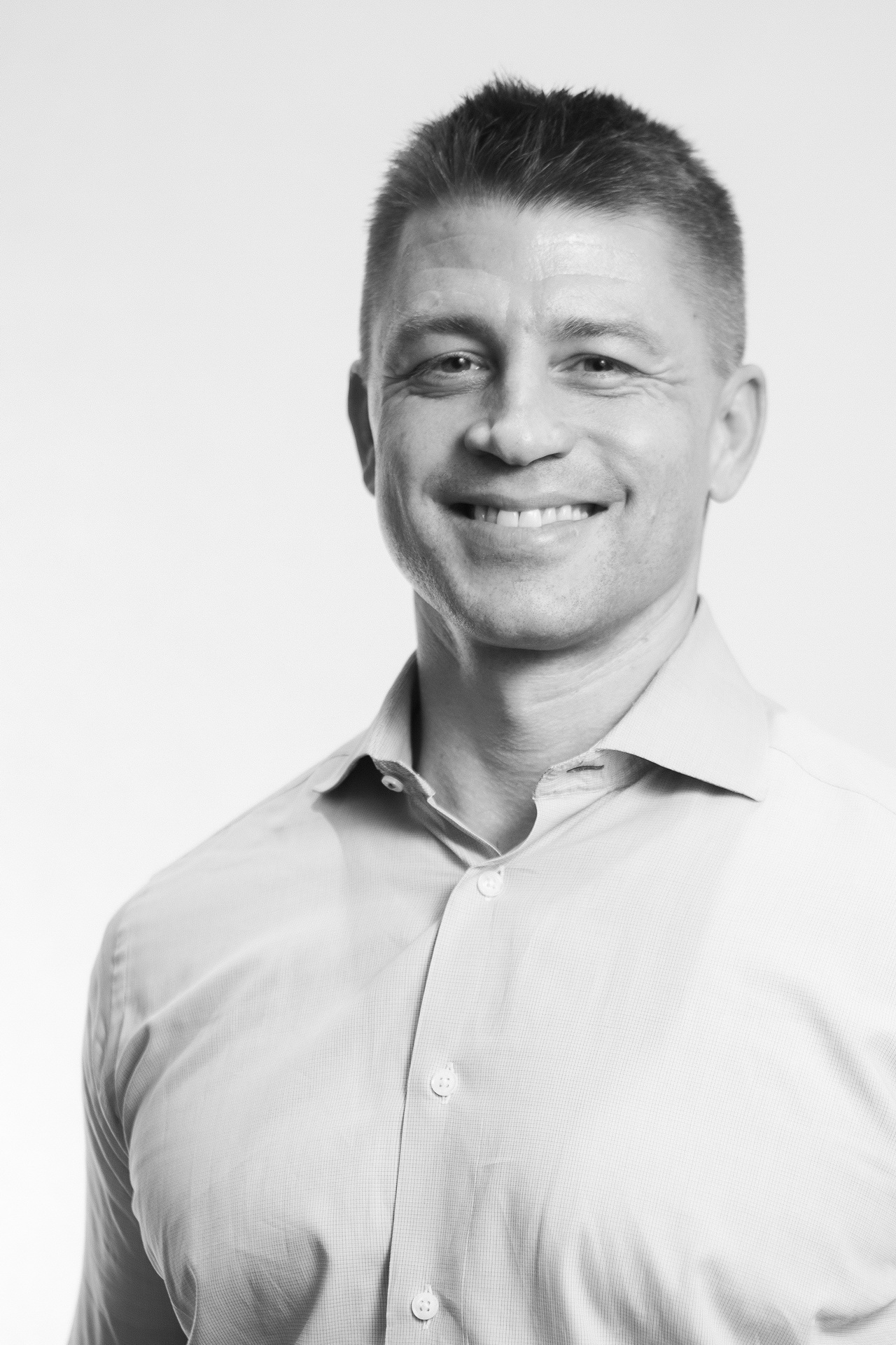 relaxed business headshot enviornmental portrait white backdrop modern