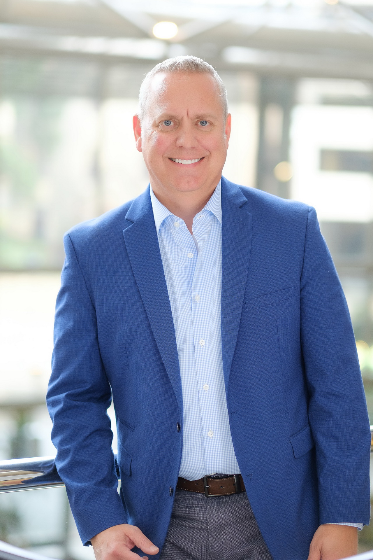 relaxed business headshot enviornmental portrait blurred backdrop