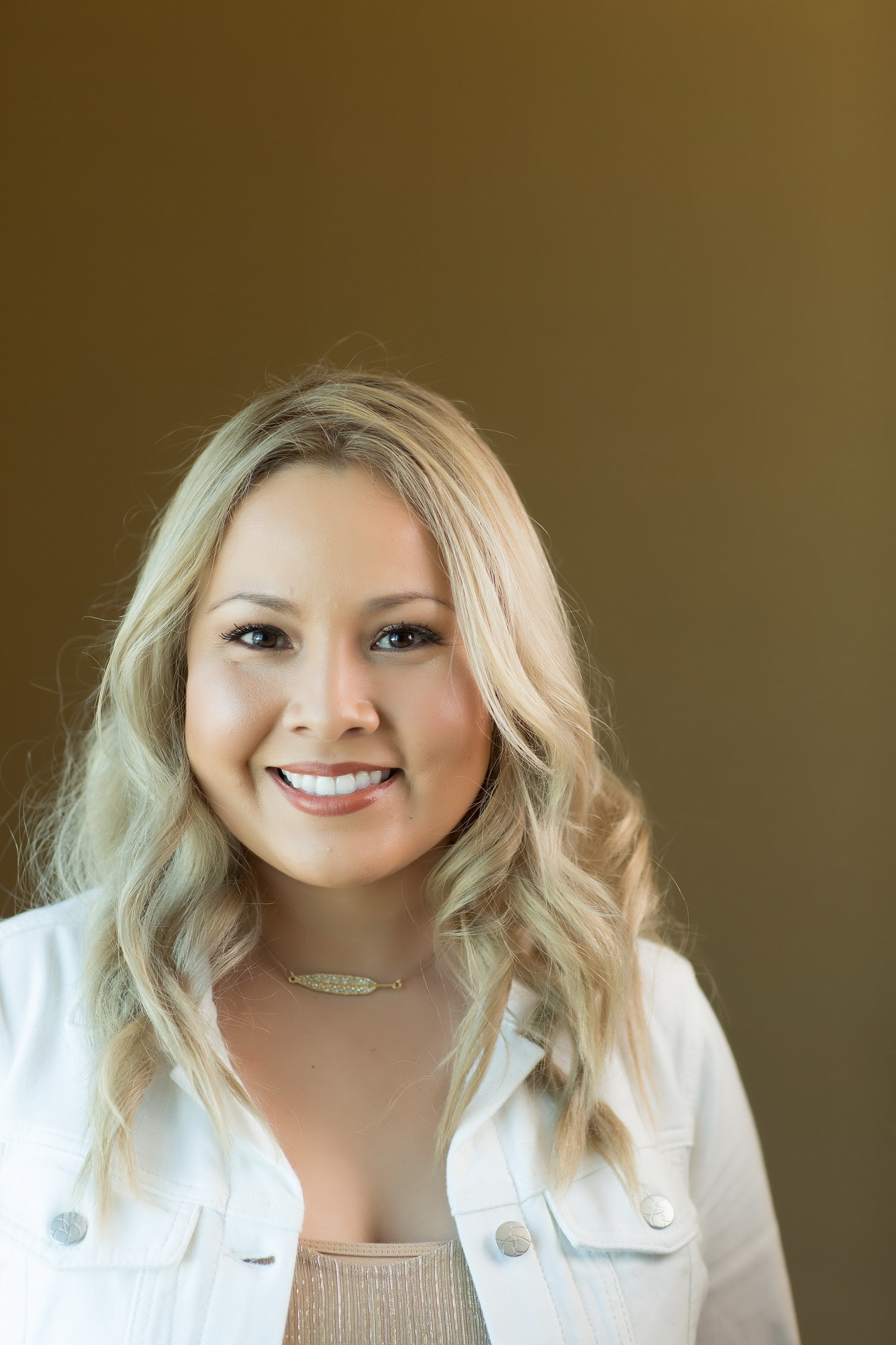 relaxed business headshot enviornmental portrait neutral backdorp