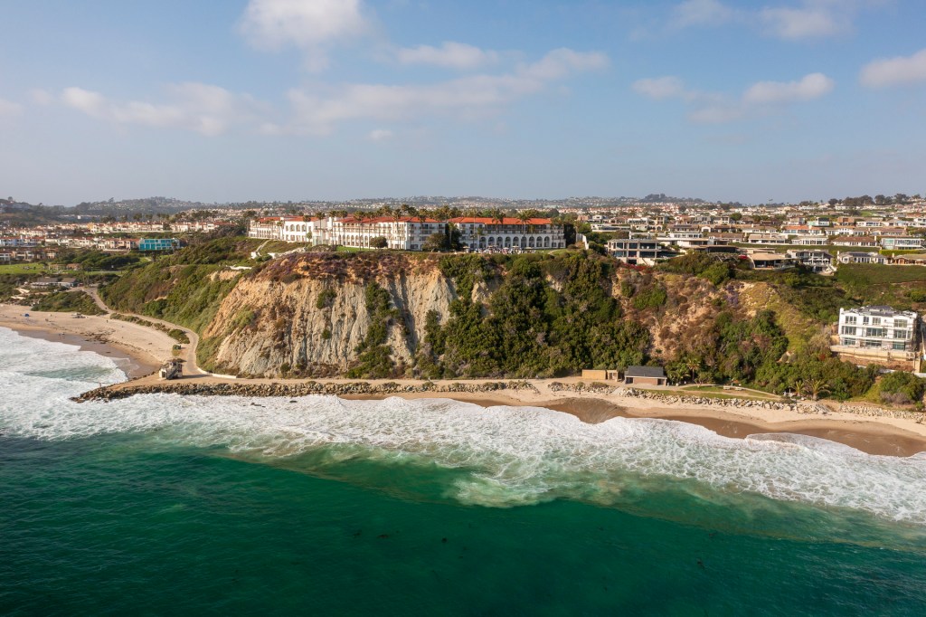 Aerial view of the Ritz Carlton hotel perched on a cliff overlooking the beach and ocean in Laguna Niguel, California. corporate business event photographe nicole cadlwell